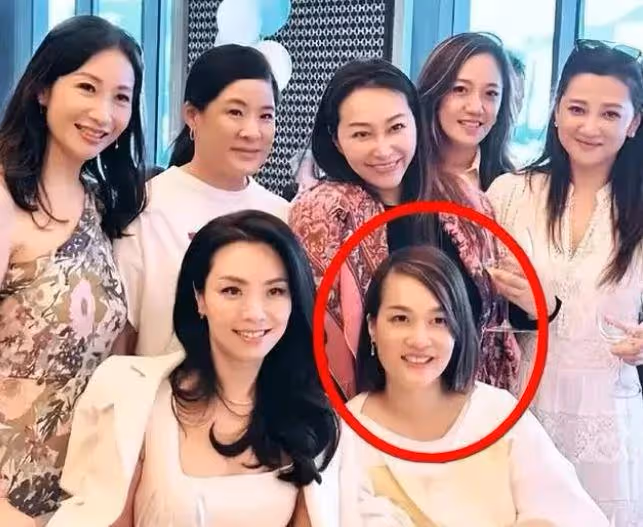 章澤天出席香港巾幗論壇,合影站C位惹爭議,千億名媛只能當陪襯