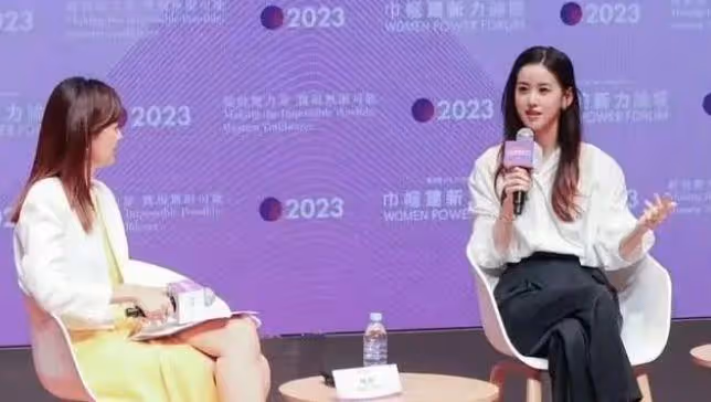 章澤天出席香港巾幗論壇,合影站C位惹爭議,千億名媛只能當陪襯