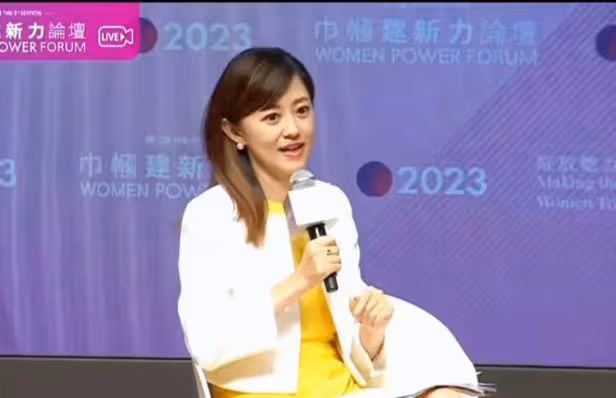 章澤天出席香港巾幗論壇,合影站C位惹爭議,千億名媛只能當陪襯