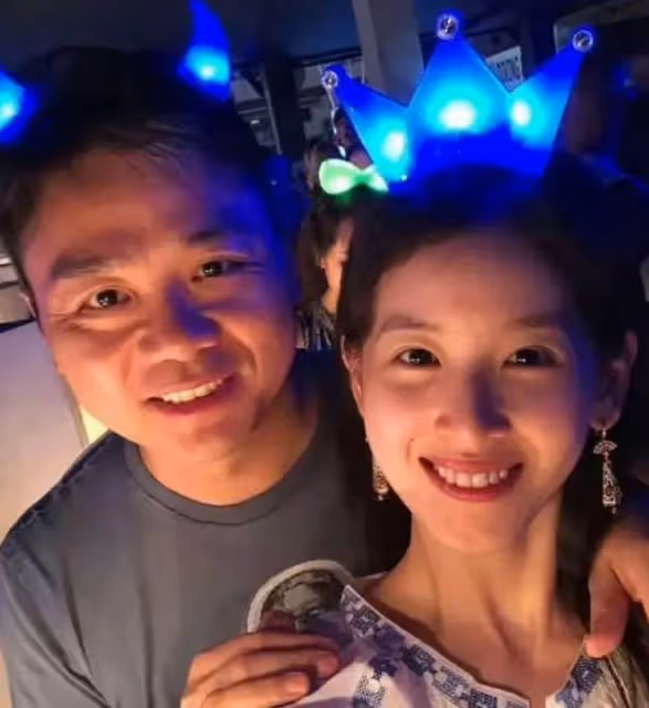 章澤天出席香港巾幗論壇,合影站C位惹爭議,千億名媛只能當陪襯