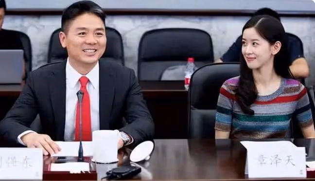 章澤天出席香港巾幗論壇,合影站C位惹爭議,千億名媛只能當陪襯