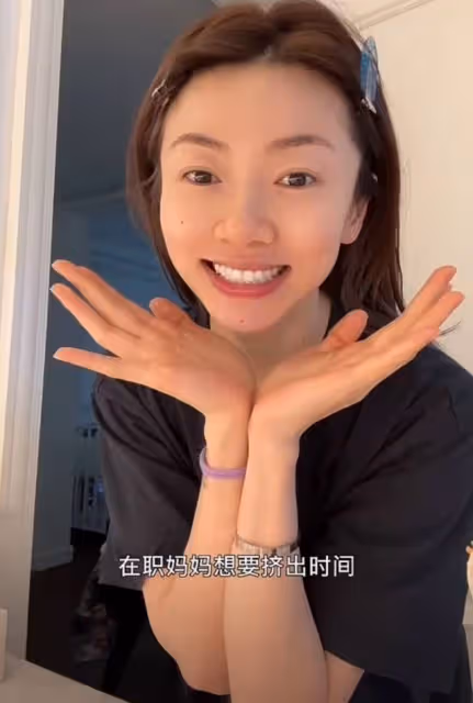 程曉玥曬帶娃日常,小公主穿800元T恤精靈可愛,一日六餐吃母乳