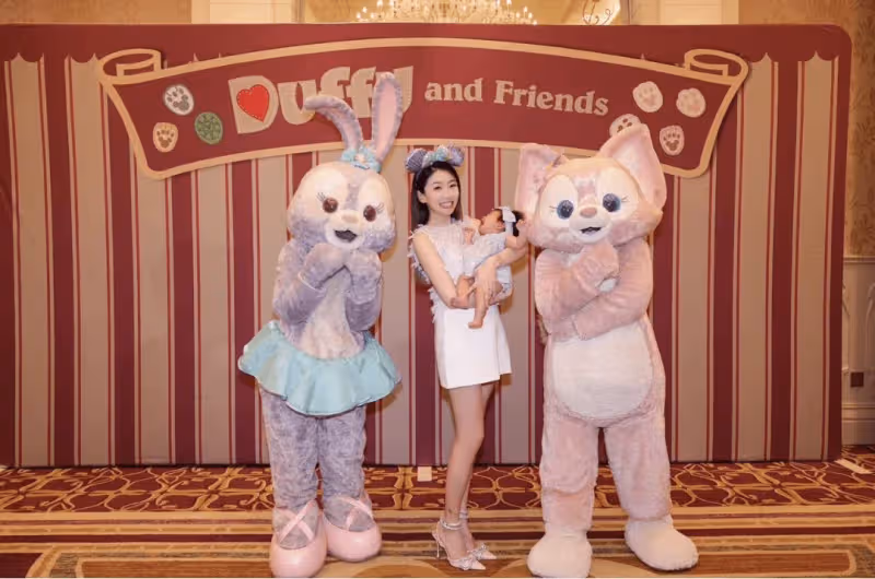 程曉玥曬帶娃日常,小公主穿800元T恤精靈可愛,一日六餐吃母乳