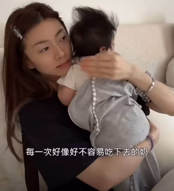 程曉玥曬帶娃日常,小公主穿800元T恤精靈可愛,一日六餐吃母乳