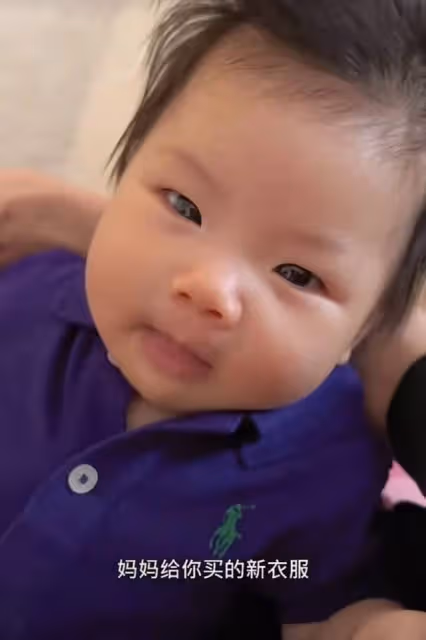 程曉玥曬帶娃日常,小公主穿800元T恤精靈可愛,一日六餐吃母乳