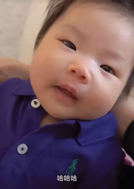 程曉玥曬帶娃日常,小公主穿800元T恤精靈可愛,一日六餐吃母乳
