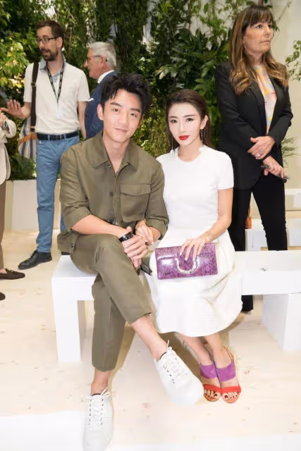 程曉玥曬帶娃日常,小公主穿800元T恤精靈可愛,一日六餐吃母乳