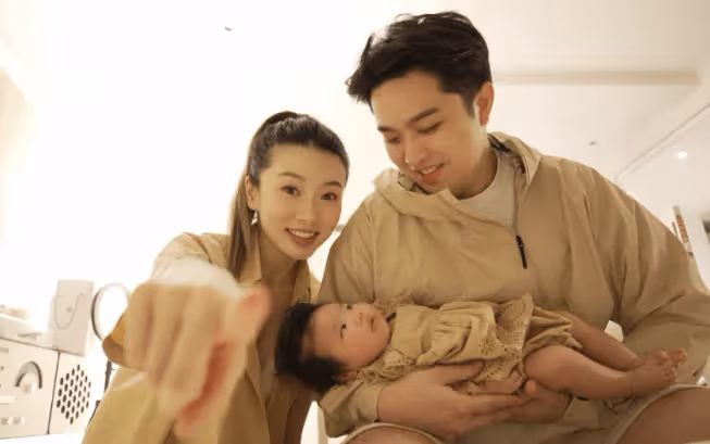程曉玥曬帶娃日常,小公主穿800元T恤精靈可愛,一日六餐吃母乳