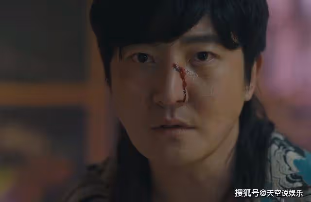 《追光的日子》穿著白襯衫,不忘塗潤唇膏的王源,比郭京飛還「裝」