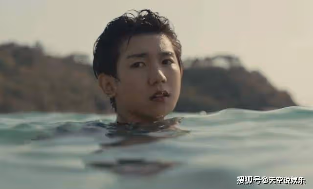 《追光的日子》穿著白襯衫,不忘塗潤唇膏的王源,比郭京飛還「裝」