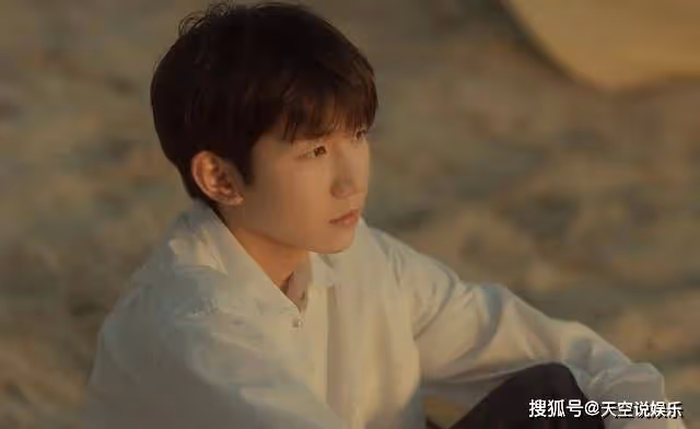 《追光的日子》穿著白襯衫,不忘塗潤唇膏的王源,比郭京飛還「裝」