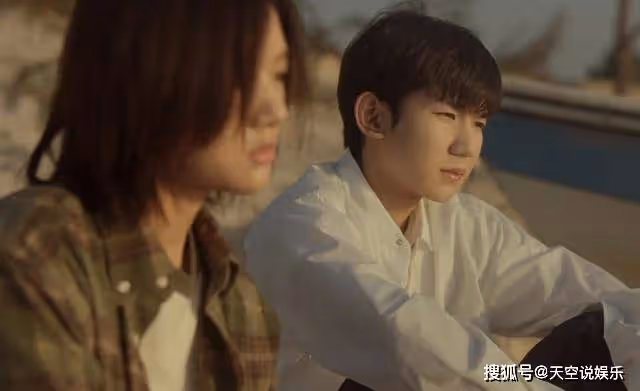 《追光的日子》穿著白襯衫,不忘塗潤唇膏的王源,比郭京飛還「裝」