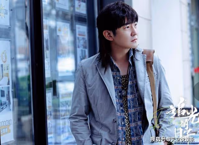 《追光的日子》穿著白襯衫,不忘塗潤唇膏的王源,比郭京飛還「裝」