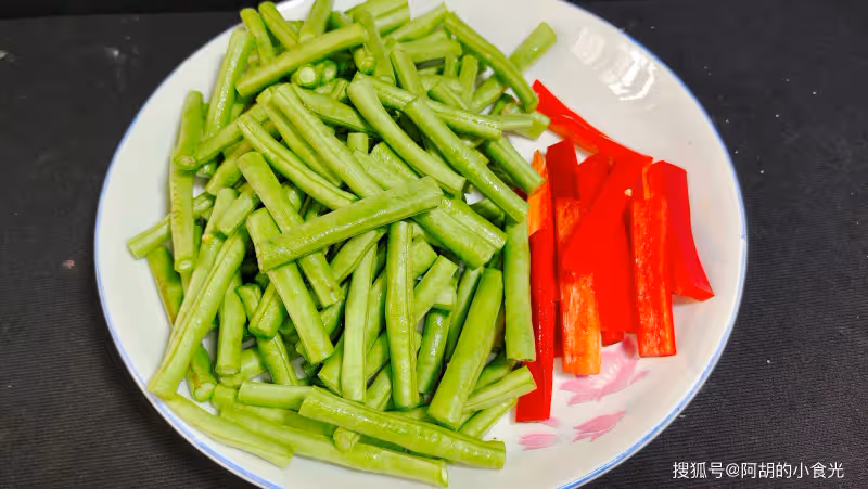 茄子遇到它，才知道啥是絕配！夏天經常炒一盤，能解饞、能解暑，懂行的都愛吃