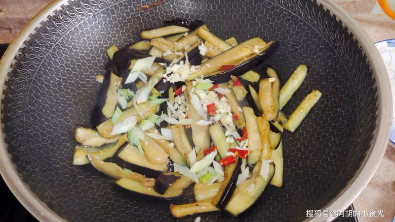 茄子遇到它,才知道啥是絕配!夏天經常炒一盤,能解饞、能解暑,懂行的都愛吃