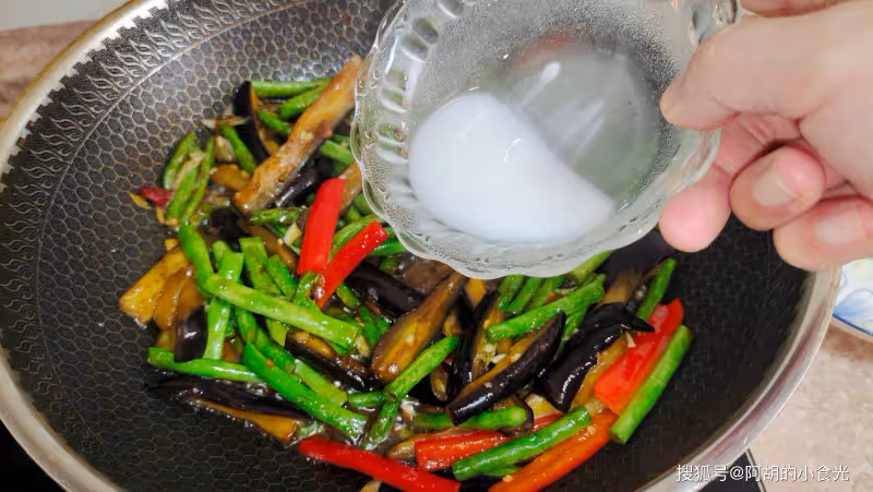 茄子遇到它,才知道啥是絕配!夏天經常炒一盤,能解饞、能解暑,懂行的都愛吃