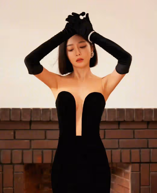 43歲秦嵐太會穿搭了,一身中空連衣裙,美得讓人窒息