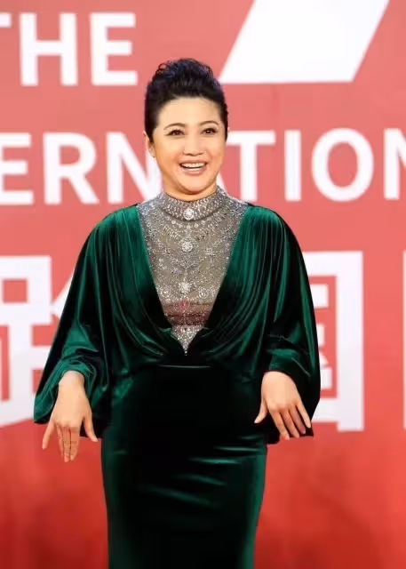 顏丙燕真是富態美人,寡淡妝容也能撐起華麗造型,沒腰身卻是敗筆