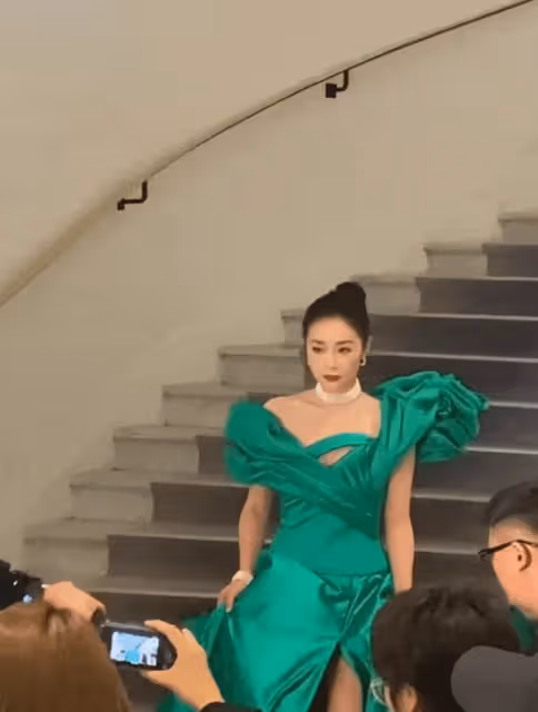 高葉坎城造型師去釣魚了!衣服穿上了!網友表示至少鐵褶子啊!