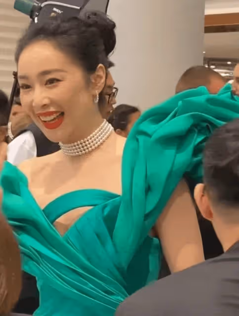 高葉坎城造型師去釣魚了!衣服穿上了!網友表示至少鐵褶子啊!