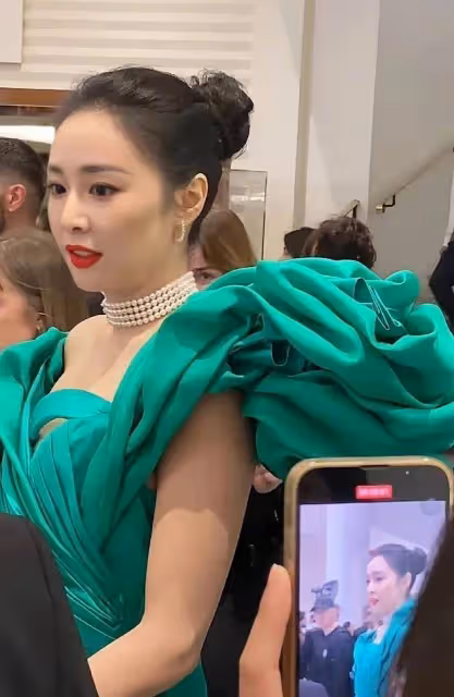 高葉坎城造型師去釣魚了!衣服穿上了!網友表示至少鐵褶子啊!