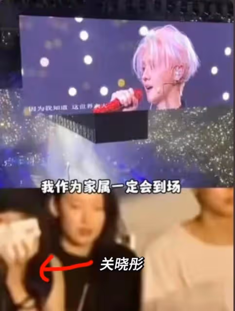 從不敢大方和鹿晗秀恩愛？關曉彤發戴帽子照，都去掉鹿晗品牌logo