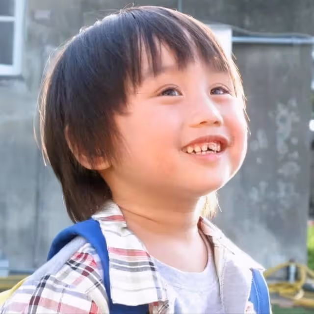 童星小小彬2歲出道,淪為父親斂財工具,18歲當清潔工賺錢上大學