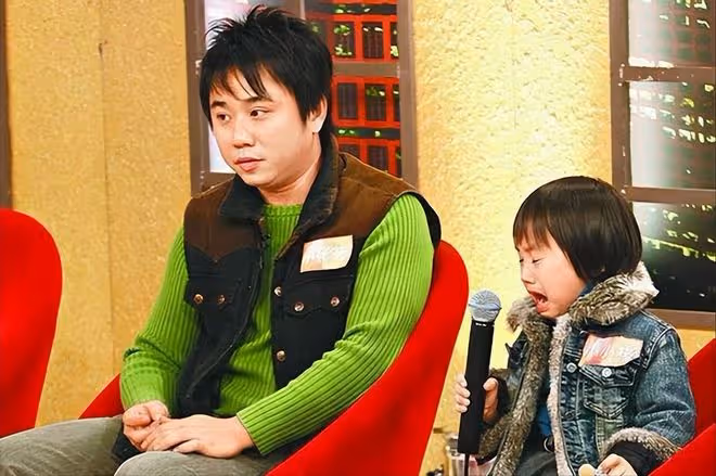 童星小小彬2歲出道,淪為父親斂財工具,18歲當清潔工賺錢上大學