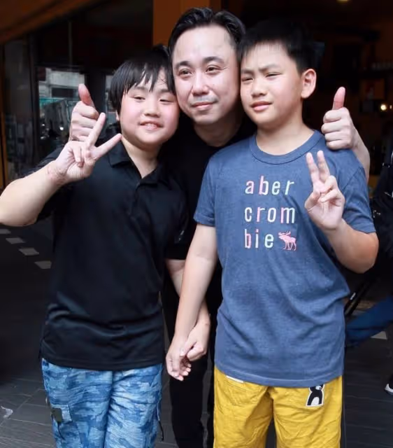 童星小小彬2歲出道,淪為父親斂財工具,18歲當清潔工賺錢上大學