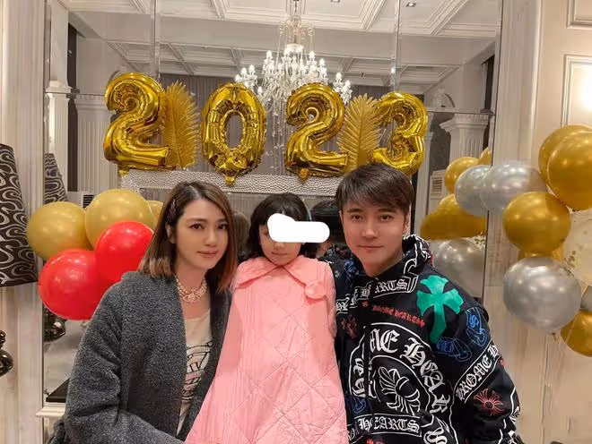 張丹峰洪欣合體逛內衣店秀恩愛,為直播帶貨,明星夫妻只剩利益?