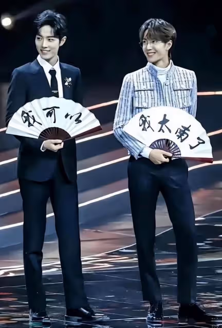 大灣區晚會肖戰王一博難得同台,肖戰壓軸唱《瀟灑走一回》,期待