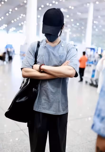 大灣區晚會肖戰王一博難得同台,肖戰壓軸唱《瀟灑走一回》,期待