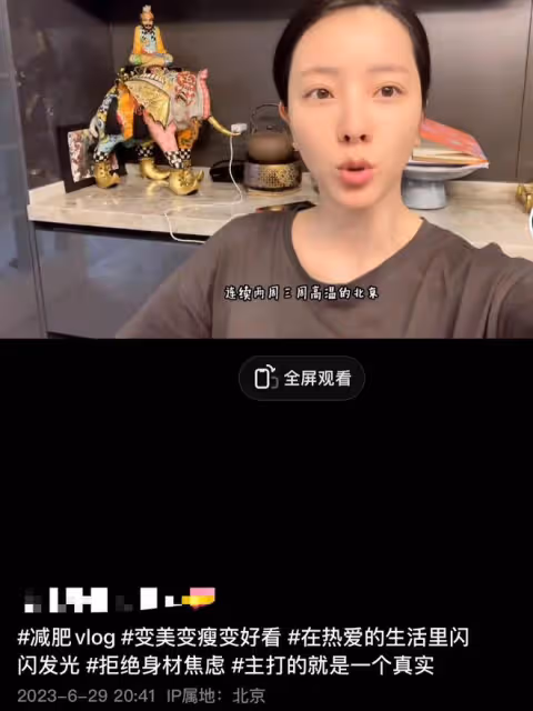 李思思參加愛子畢業典禮,穿千元衣當眾激動落淚,兒子帥氣太像媽