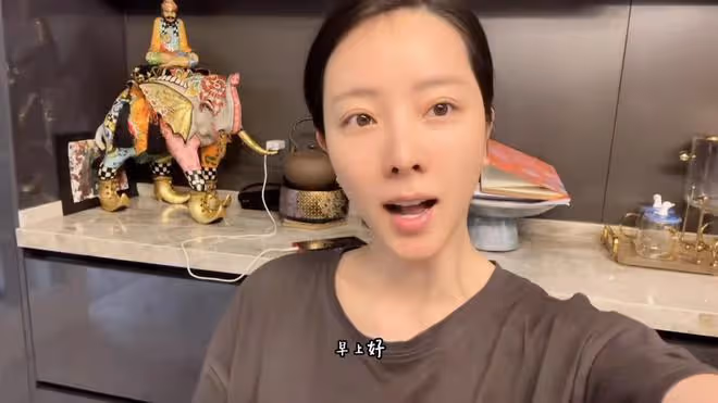 李思思參加愛子畢業典禮,穿千元衣當眾激動落淚,兒子帥氣太像媽