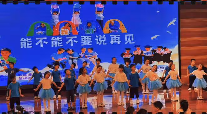 李思思參加愛子畢業典禮,穿千元衣當眾激動落淚,兒子帥氣太像媽