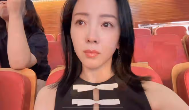李思思參加愛子畢業典禮,穿千元衣當眾激動落淚,兒子帥氣太像媽