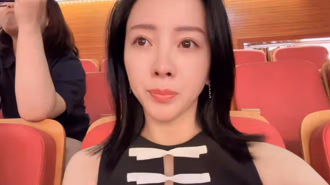 李思思參加愛子畢業典禮,穿千元衣當眾激動落淚,兒子帥氣太像媽