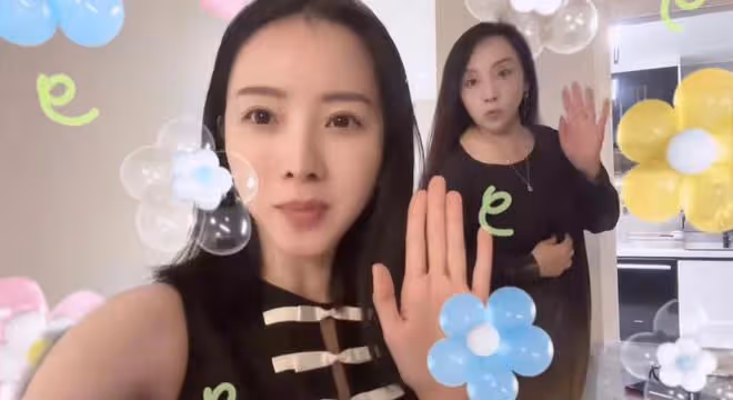 李思思參加愛子畢業典禮,穿千元衣當眾激動落淚,兒子帥氣太像媽