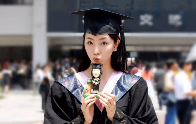 李思思參加愛子畢業典禮,穿千元衣當眾激動落淚,兒子帥氣太像媽