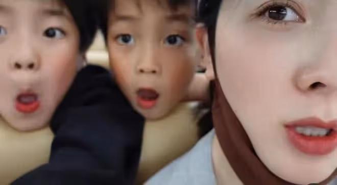 李思思參加愛子畢業典禮,穿千元衣當眾激動落淚,兒子帥氣太像媽
