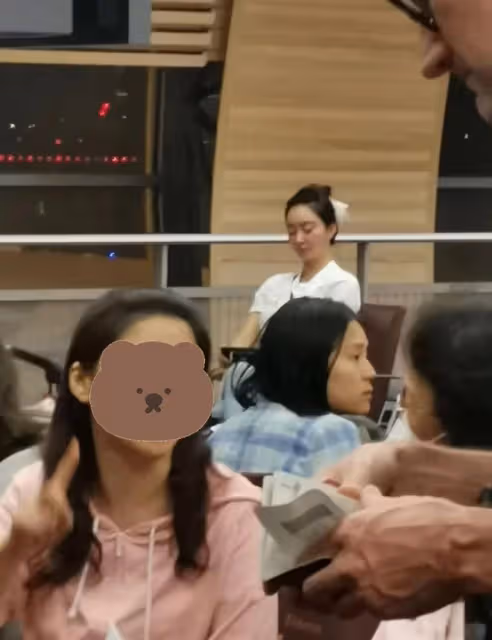 王中軍被曝出軌攜美女現身巴黎!女方撞臉左小青,前凸後翹大長腿