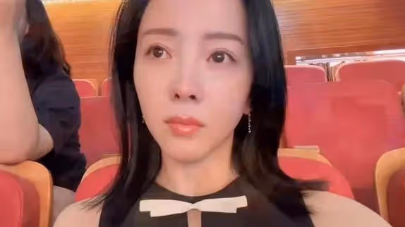 李思思在兒子畢業班飆淚，9次主持春晚的她，為何從央視消失？