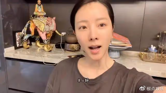 李思思在兒子畢業班飆淚,9次主持春晚的她,為何從央視消失?