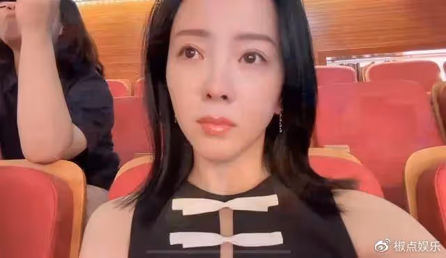 李思思在兒子畢業班飆淚,9次主持春晚的她,為何從央視消失?