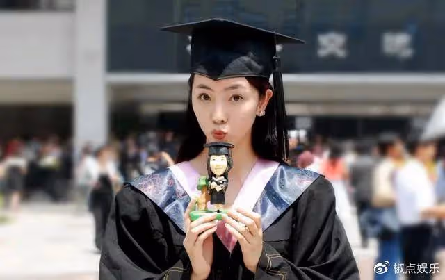 李思思在兒子畢業班飆淚,9次主持春晚的她,為何從央視消失?