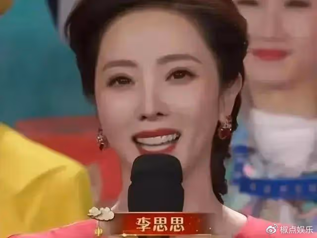 李思思在兒子畢業班飆淚,9次主持春晚的她,為何從央視消失?