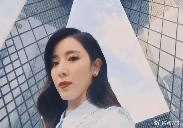 李思思在兒子畢業班飆淚，9次主持春晚的她，為何從央視消失？