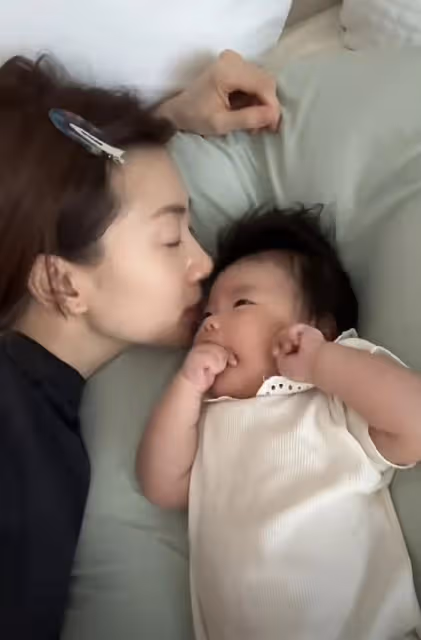 程曉玥曬當媽日常說英文帶娃,女兒衣服全是名牌,家裡有4個保姆