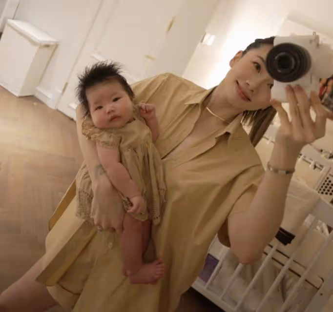 程曉玥曬當媽日常說英文帶娃,女兒衣服全是名牌,家裡有4個保姆