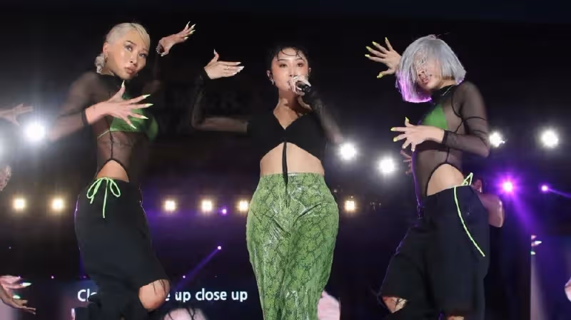 愛情事業雙豐收，韓國知名女星，PSY演唱會上簽約，追求愛情成功